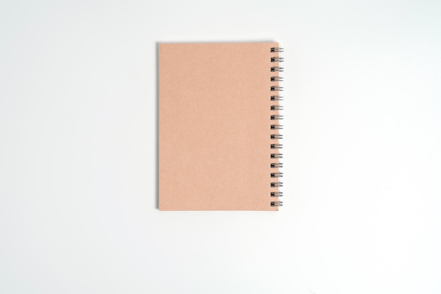 Close-up van een open boek tegen een witte achtergrond