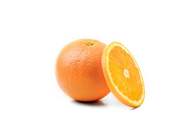 Close-up van een oranje appel tegen een witte achtergrond