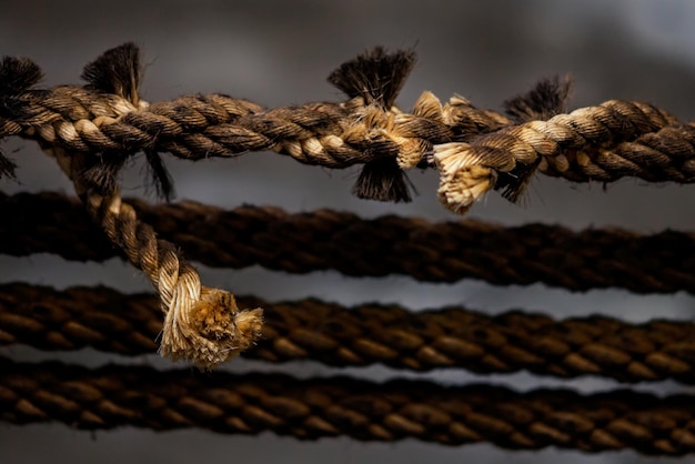 Close-up van een oud gebroken touw