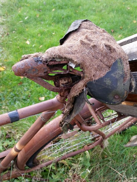 Close-up van een oud houten hek op het veld