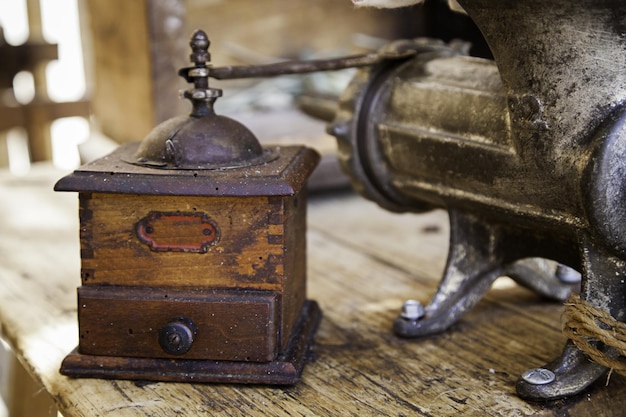 Close-up van een oude koffiemolen op tafel