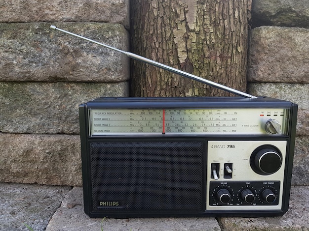 Foto close-up van een oude radio tegen de muur