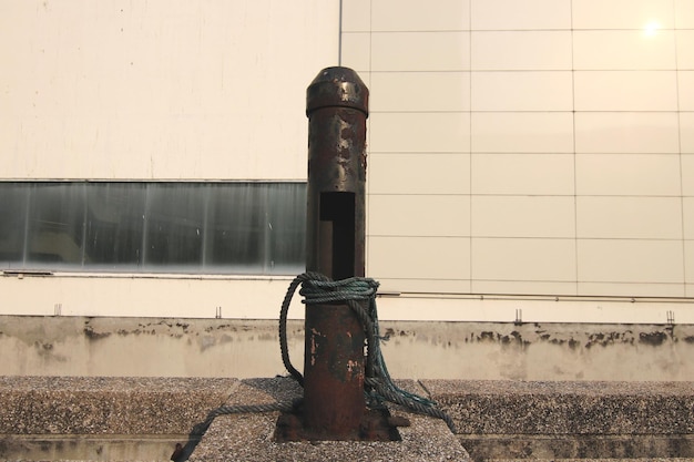 Foto close-up van een oude roestige metalen muur