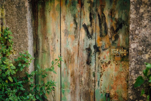 Foto close-up van een oude roestige metalen poort