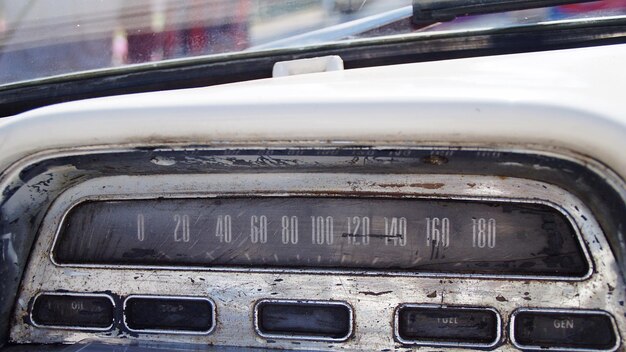 Close-up van een oude snelheidsmeter in een auto