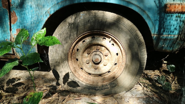 Foto close-up van een oude verlaten vrachtwagen