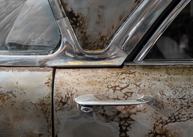 Close-up van een oude vuile auto