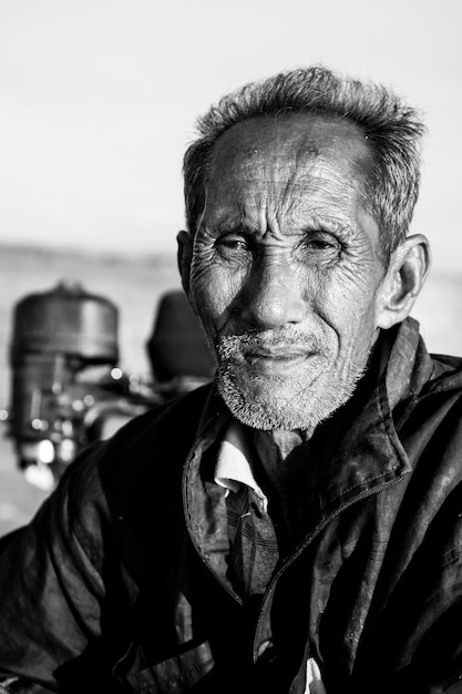 Foto close-up van een oudere man die wegkijkt