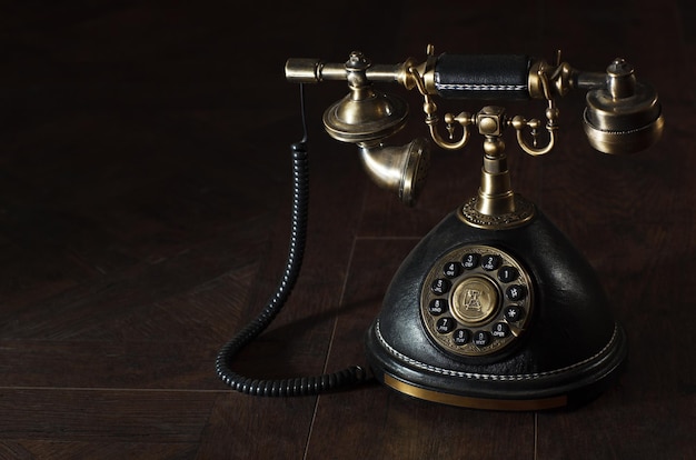 Foto close-up van een ouderwetse telefoon op tafel