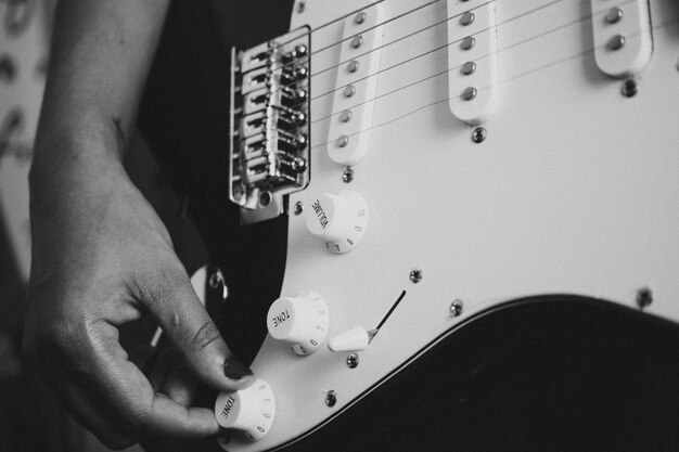 Close-up van een paar handen die buiten gitaar spelen. zonnige dag en het oefenen van een instrumentconcept. kopieer het ruimtemuziekleven op tournee en de natuur.