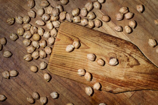 Close-up van een paar kikkererwten op een houten tafel