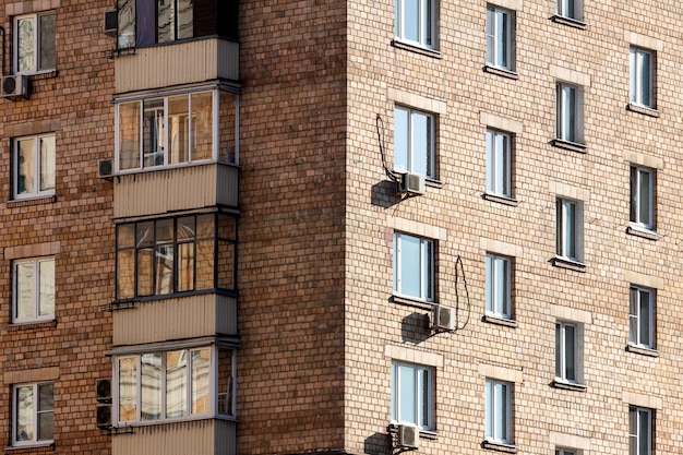 Close-up van een paneelhuis met meerdere appartementen en airconditioning