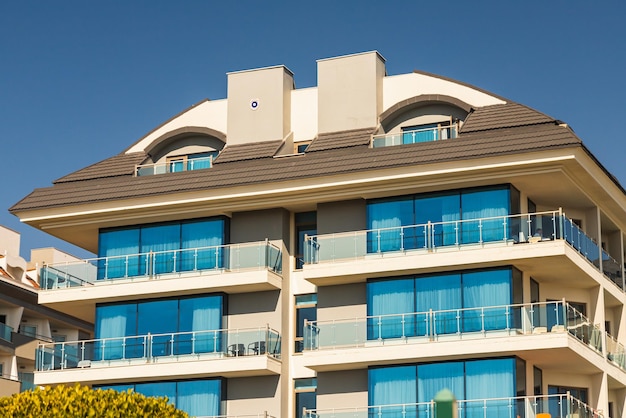 Close-up van een paneelhuis met meerdere appartementen met blauwe ramen