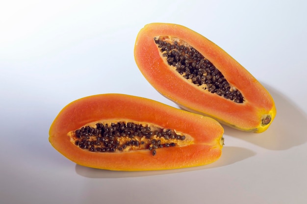 Close-up van een papaya tegen een grijze achtergrond