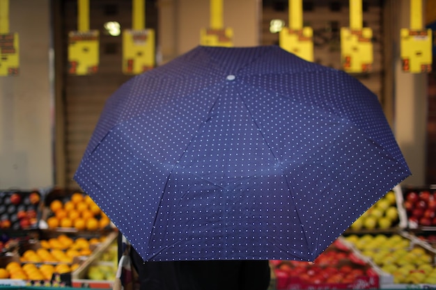 Close-up van een paraplu op de markt