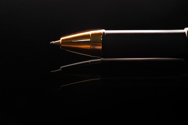 Close up van een pen op zwarte achtergrond