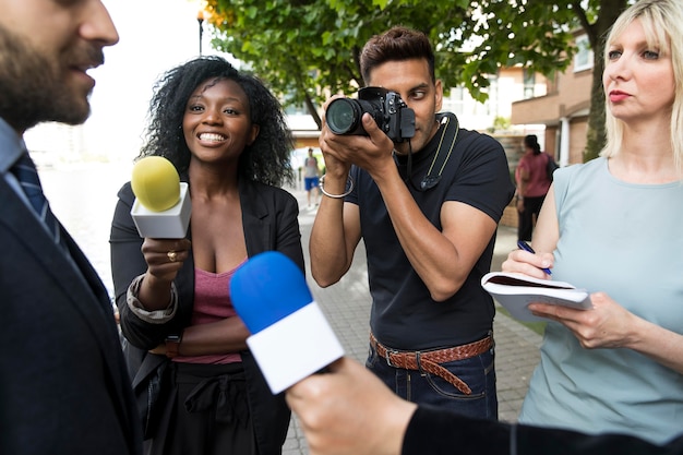 Close-up van een persoon die een interview aanbiedt