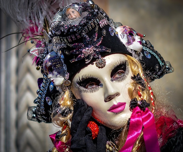 Close-up van een persoon die een masker draagt tijdens het carnaval