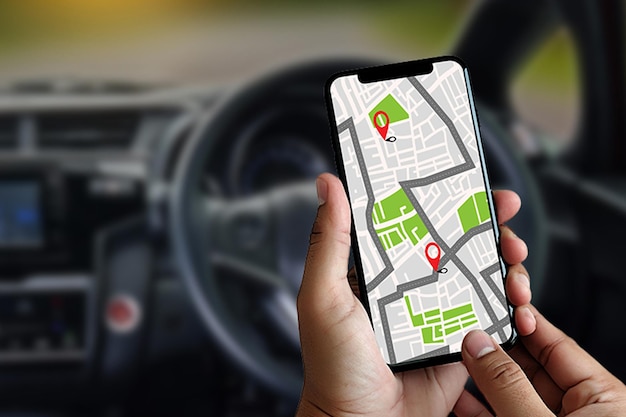 Close-up van een persoon die een mobiele telefoon gebruikt in de auto
