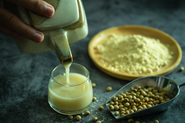 Foto close-up van een persoon die eten bereidt in de keuken