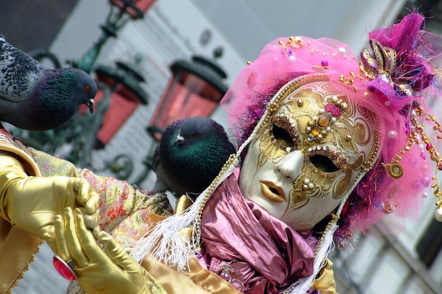 Close-up van een persoon in kostuum en masker tijdens een evenement