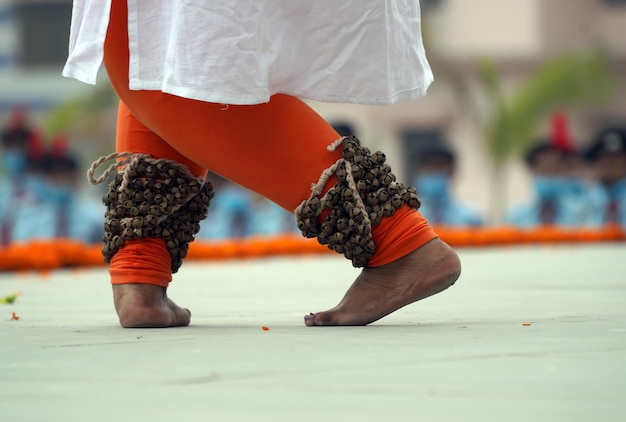 Close-up van een persoon met Ghungroo op hun voeten terwijl ze de Indiase Kathakali-dans dansen