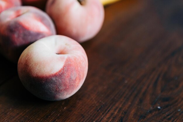 Foto close-up van een perzik op tafel