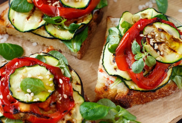 Foto close-up van een pizza die op een bord wordt geserveerd