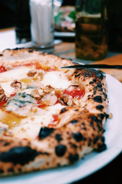 Foto close-up van een pizza in een bord op tafel