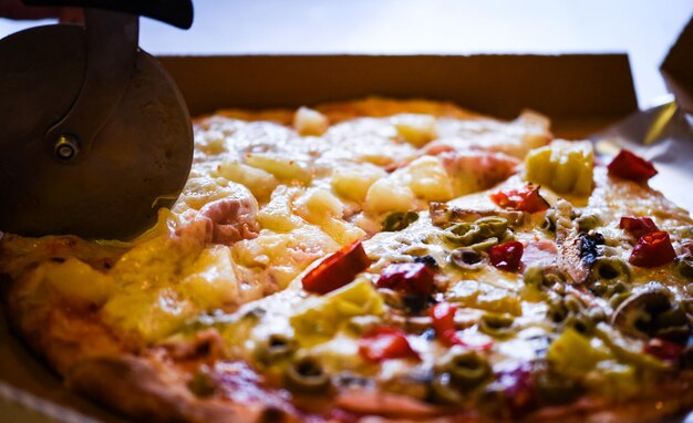 Foto close-up van een pizza in een container