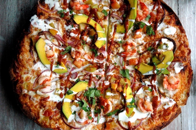 Close-up van een pizza op een houten tafel