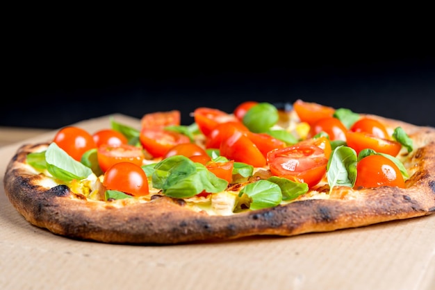 Close-up van een pizza tegen een zwarte achtergrond