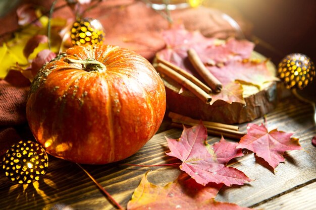 Foto close-up van een pompoen op tafel in de herfst