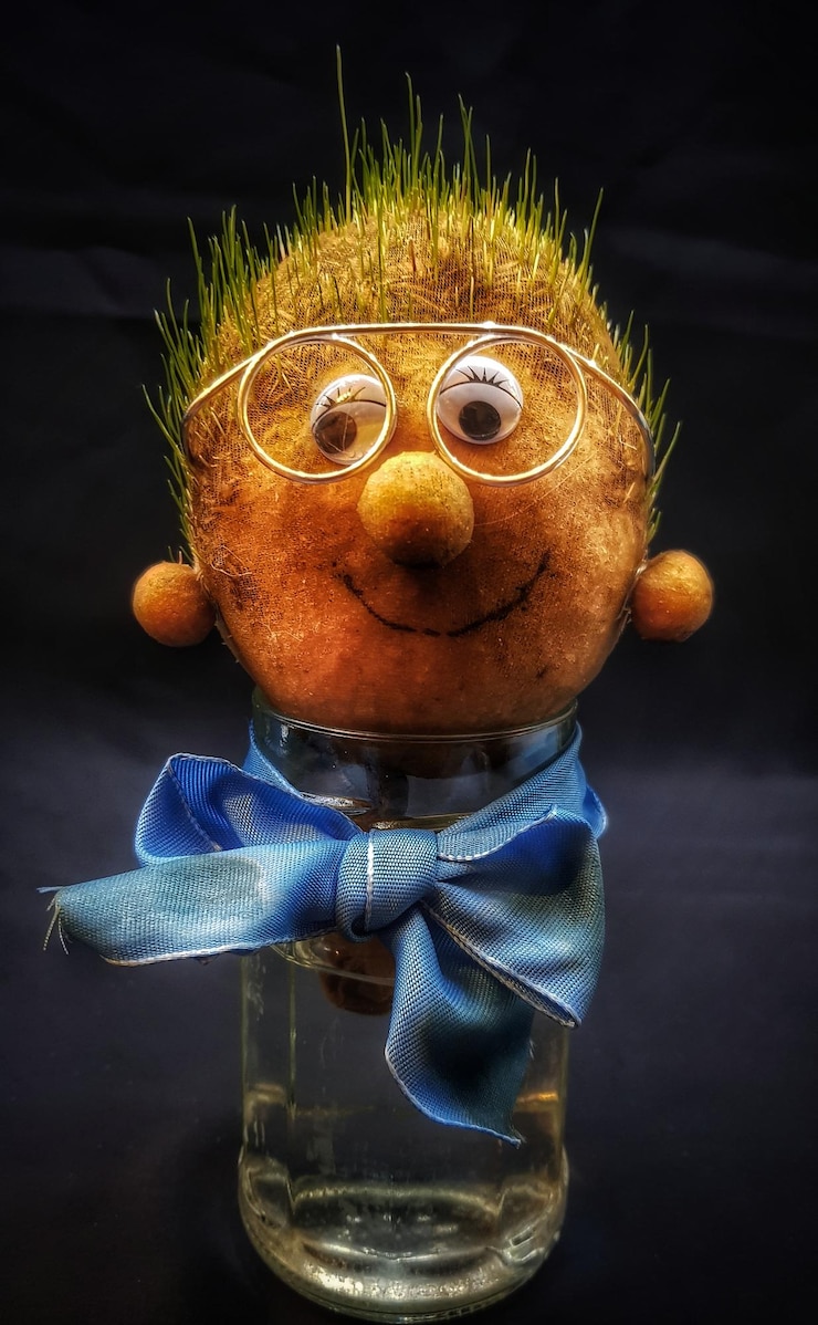 Foto close-up van een pompoen op tafel tegen een zwarte achtergrond