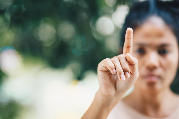 Foto close-up van een portret van een vrouw die buiten gebaren maakt