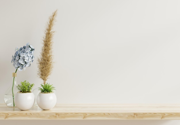 Close-up van een potplant op tafel tegen de muur