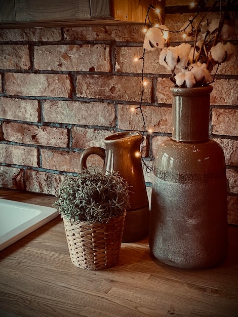 Foto close-up van een potplant op tafel tegen de muur