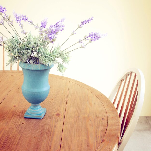 Close-up van een potplant op tafel thuis