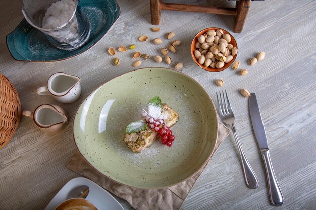 Close-up van een prachtig elegant zoet dessert geserveerd op het bord Prachtige decoratie restaurantschotel klaar om te eten Theetijd gezellige sfeer