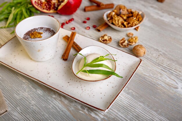 Close-up van een prachtig elegant zoet dessert geserveerd op het bord prachtige decoratie restaurantschotel klaar om te eten theetijd gezellige sfeer