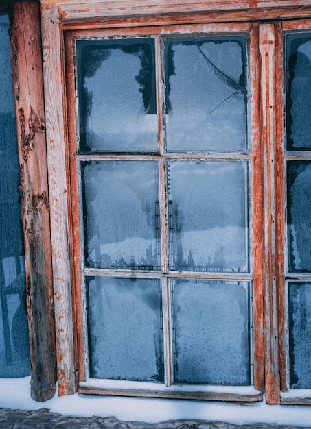 Foto close-up van een raam op een verlaten gebouw