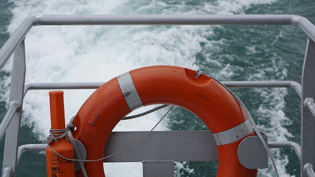 Close-up van een reddingsgordel op een boot