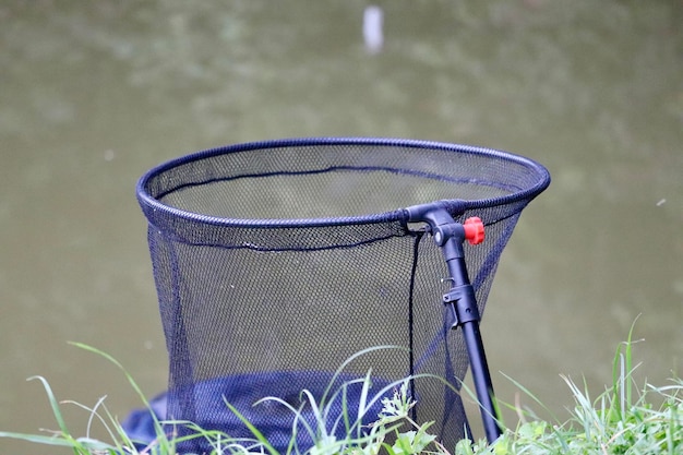 Foto close-up van een rieten mand op het veld