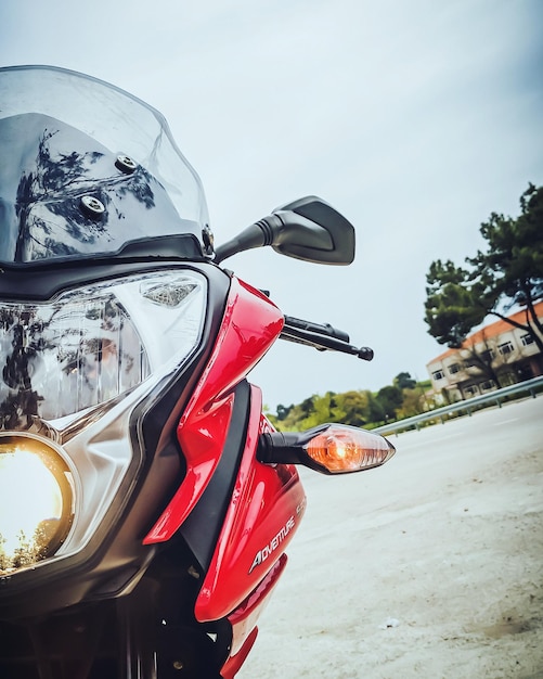 Foto close-up van een rode auto tegen de lucht