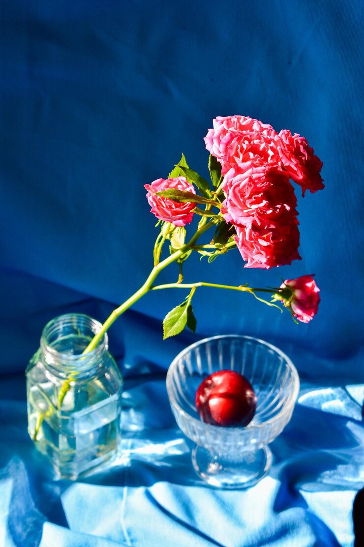 Foto close-up van een rode bloemenvaas op tafel