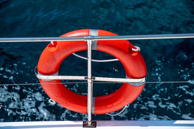 Close-up van een rode boot op het water