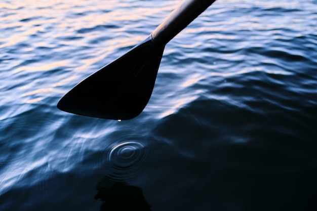 Close-up van een roeier tegen het water