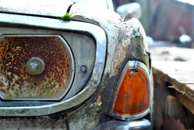 Close-up van een roestige auto