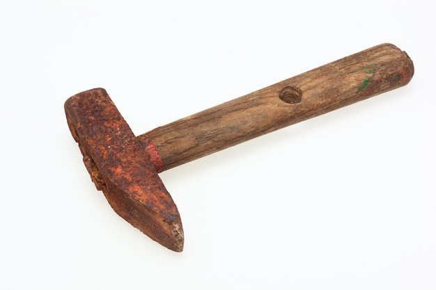 Close-up van een roestige hamer tegen een witte achtergrond