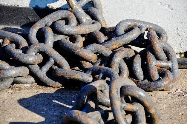 Foto close-up van een roestige ketting